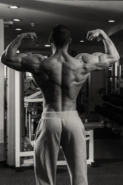 Guapo musculoso chico en el gimnasio — Foto de Stock