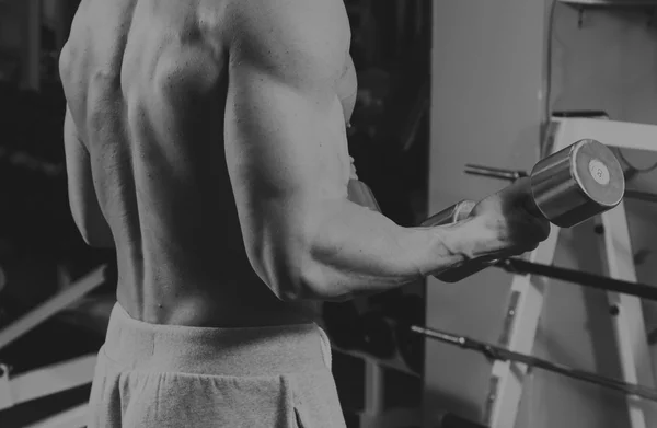Muž s činka cvičení na biceps — Stock fotografie