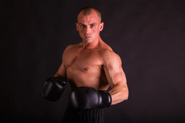 Hombre musculoso en guantes de boxeo —  Fotos de Stock