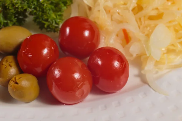 Маринованные овощи на тарелке — стоковое фото