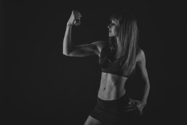 Karanlık bir arka plan üzerinde şık ve seksi karın.