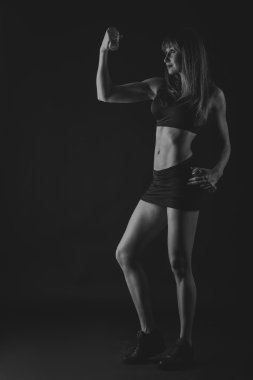 Karanlık bir arka plan üzerinde şık ve seksi karın.