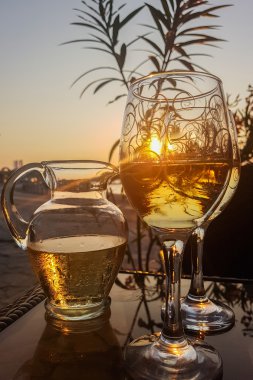 Bir bardak şarap gün batımında