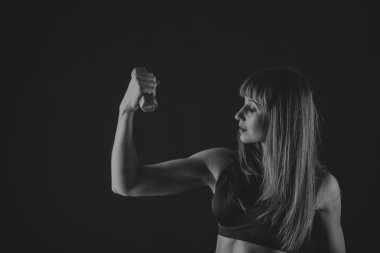 Karanlık bir arka plan üzerinde şık ve seksi karın.