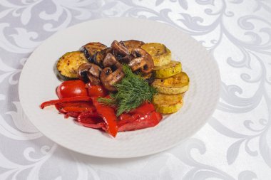 Beyaz tabakta ızgara sebzeler..