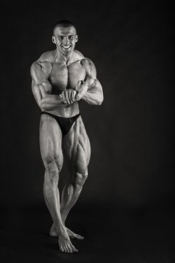 Kabarık bodybuilder siyah beyaz fotoğraf