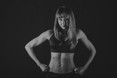 Siyah üzerine eğitimli kız