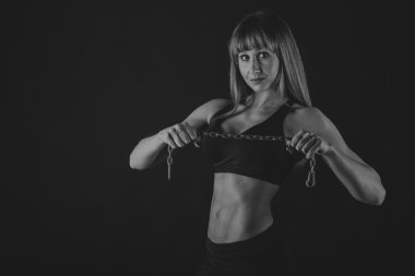 Siyah üzerine eğitimli kız