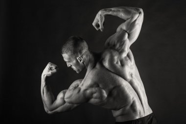 Kabarık bodybuilder siyah beyaz fotoğraf