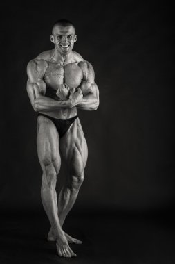 Kabarık bodybuilder siyah beyaz fotoğraf