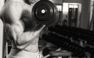 Fitness koçu trenlere dumbbells ile
