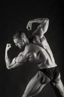 Kabarık bodybuilder siyah beyaz fotoğraf