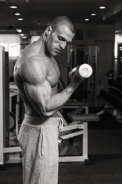 Fitness coach trains with dumbbells — Stock Photo, Image