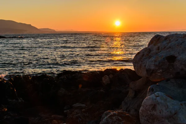 Puesta de sol en la costa griega — Foto de Stock