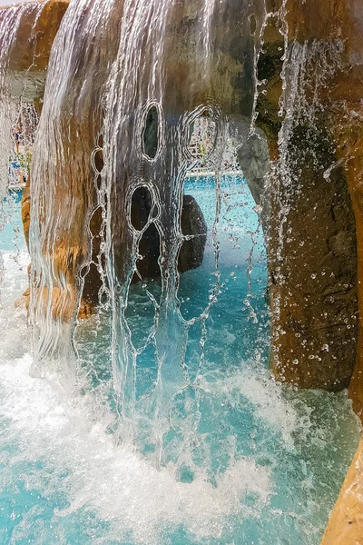 Wunderschöner künstlicher Wasserfall. Spektakuläre Aussichten. — Stockfoto