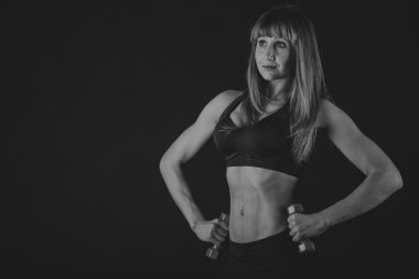 Karanlık bir arka plan üzerinde siyah eğitimli kız.