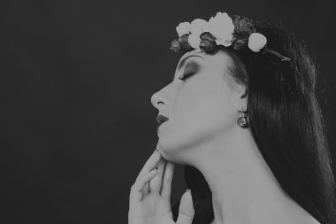 Gizemli esmer siyah beyaz