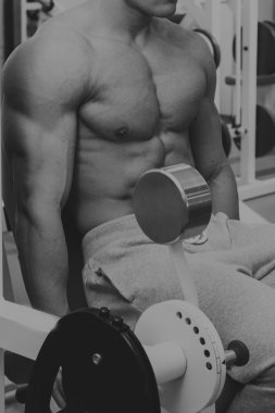 Spor salonunda vücut geliştirme