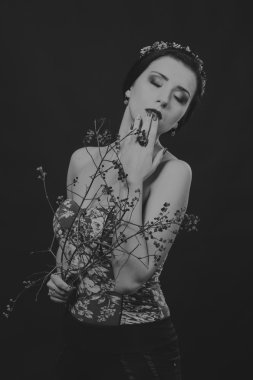 Gizemli esmer siyah beyaz