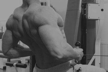 Spor salonunda vücut geliştirme