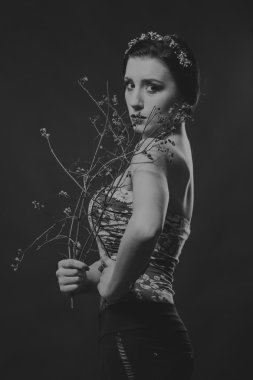 Gizemli esmer siyah beyaz