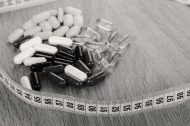 Diyet hapları hafif bir arka plan üzerinde.