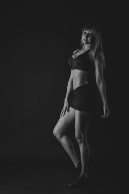 Karanlık bir arka plan üzerinde şık ve seksi karın.