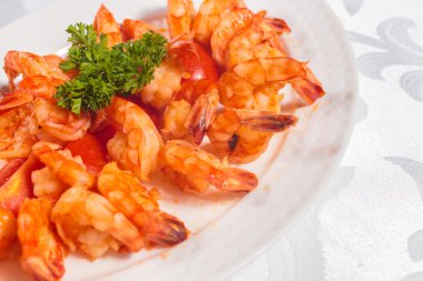 Kızarmış karides bir plaka üzerinde