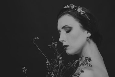 Çelenk takmış güzel bir kızın siyah beyaz portresi