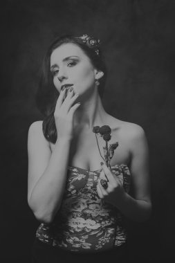 Çelenk takmış güzel bir kızın siyah beyaz portresi