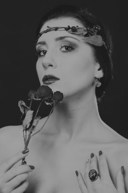 Çelenk takmış güzel bir kızın siyah beyaz portresi