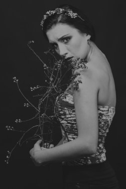 Çelenk takmış güzel bir kızın siyah beyaz portresi