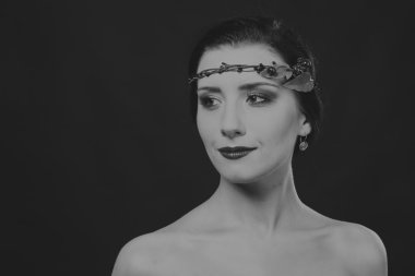 Çelenk takmış güzel bir kızın siyah beyaz portresi