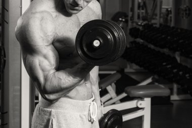 Atlet jimnastik salonu kas vücut geliştirmeci