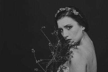 Çelenk takmış güzel bir kızın siyah beyaz portresi