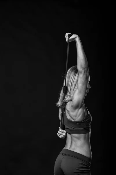 Женский фитнес на темном фоне . — стоковое фото