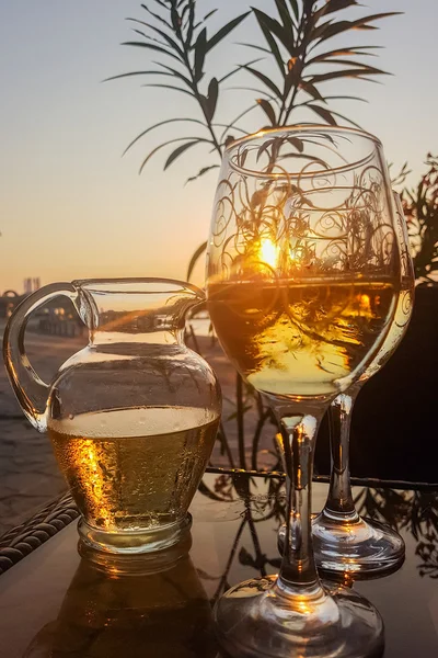 Un bicchiere di vino al tramonto — Foto Stock