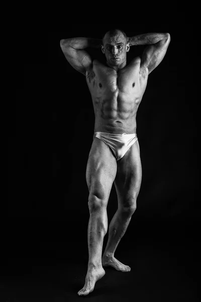 Bodybuilder σε σκούρο φόντο. — Φωτογραφία Αρχείου