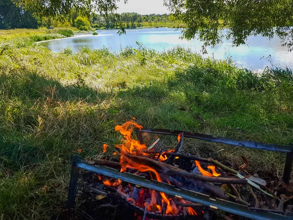 Вогонь на березі річки — стокове фото