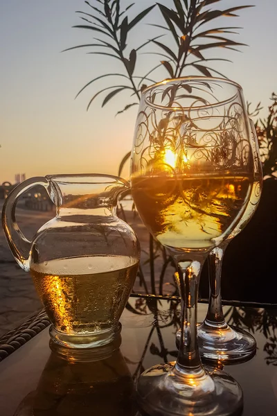 Un bicchiere di vino al tramonto — Foto Stock