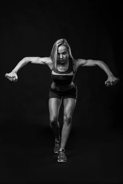 Kvinnliga fitness på en mörk bakgrund. — Stockfoto