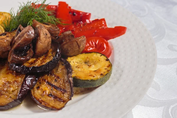 Gegrilltes Gemüse auf einem Teller — Stockfoto