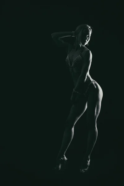 Femme bodybuilder sur noir — Photo