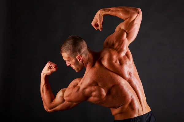 Knappe macht atletische jonge man met grote lichaamsbouw — Stockfoto