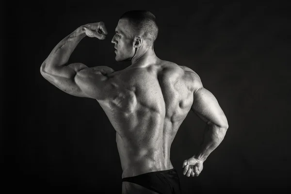 Ισχυρή bodybuilder σε σκούρο φόντο. — Φωτογραφία Αρχείου
