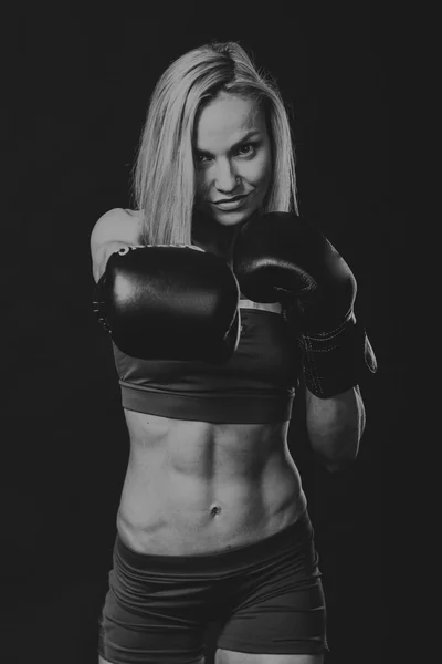 Fitness-Frau auf dunklem Hintergrund. — Stockfoto