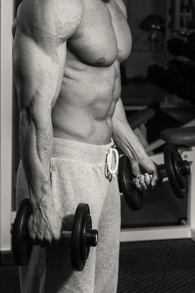 Atleta musculoso culturista en el gimnasio — Foto de Stock