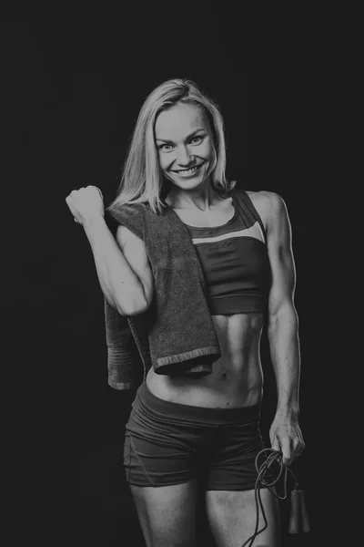 Mujer fitness sobre un fondo oscuro . — Foto de Stock