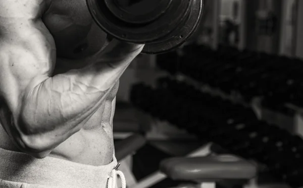 Atleta musculoso culturista en el gimnasio —  Fotos de Stock