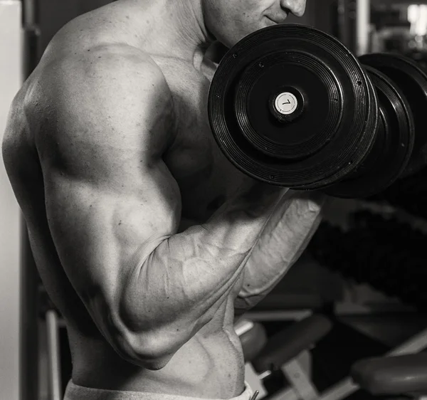 Atleta musculoso culturista en el gimnasio — Foto de Stock